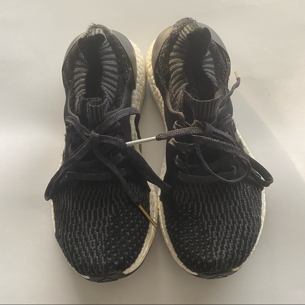 ADIDAS KIDS ULTRABOOST SNEAKER SIZE 5.5